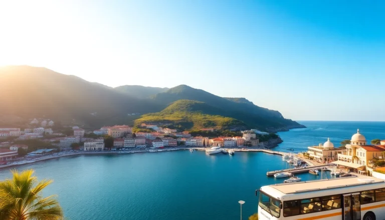 Bus panoramico in estate a Ischia con vista sul porto e sul paesaggio costiero