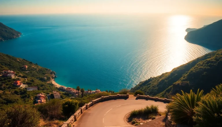 Belvedere nascosto a Ischia con mare, colline verdi e strada tranquilla al tramonto