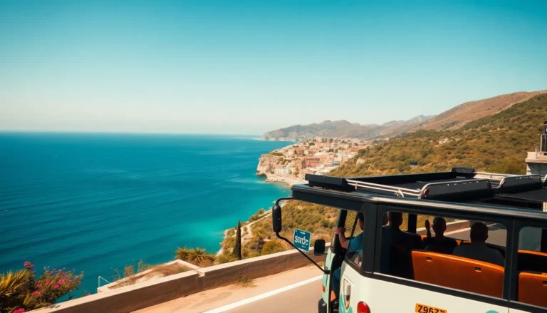 Bus panoramico scoperto che percorre una strada costiera di Ischia con mare e scogliere sullo sfondo
