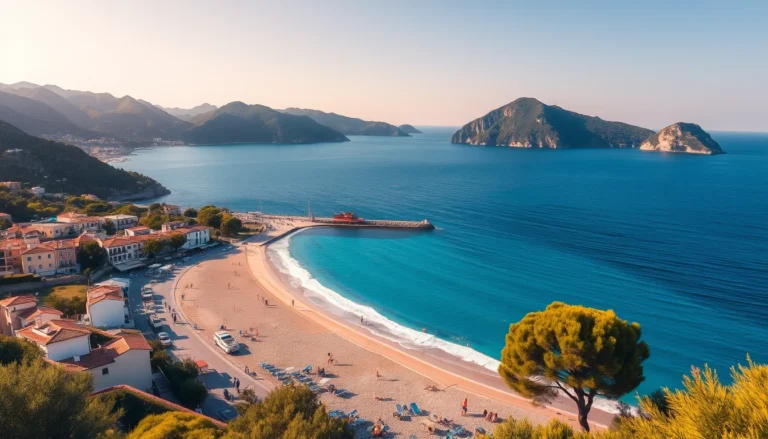 Vista estiva panoramica di una spiaggia mediterranea ampia con mare turchese e bagnanti rilassati a Ischia