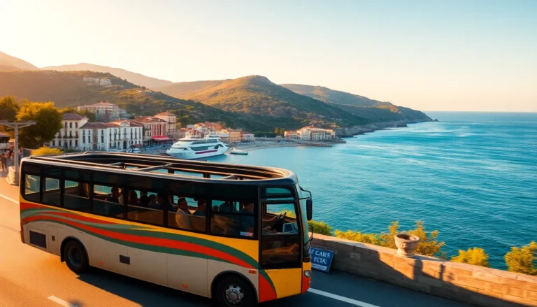 Bus panoramico scoperto lungo la costa di Ischia in autunno, con mare, luce calda e case color pastello sullo sfondo