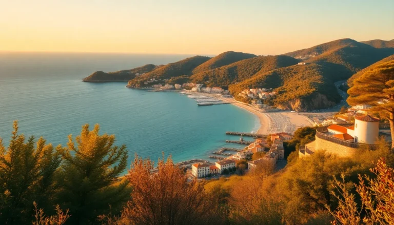Panorama autunnale di Ischia da un belvedere, con la costa e una spiaggia tranquilla viste dall’alto