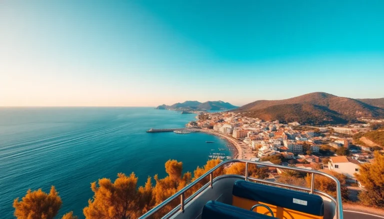 Bus panoramico scoperto che percorre la costa di Ischia in autunno con mare, curve e luce calda